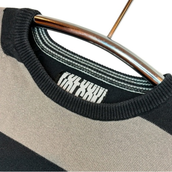 VOLCOM BLACK & GREY STRIPED CREWNECK SWEATER, BOYS SIZE M - Picture 4 of 10